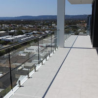 Rampe en verre minimaliste moderne avec embouts en acier inoxydable, balustrade de terrasse sans cadre