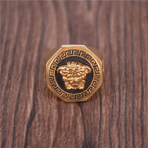 Anello con Testa di Medusa della Mitologia Greca Antica in Acciaio al Titanio Placcato Oro 18k, Nuova Moda all'Ingrosso - Product Image 2