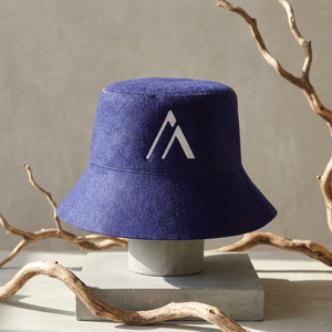 Un gorro de sauna de lana pura color índigo profundo que elimina todo lo que no es el montaje y el vapor. - Product Image 1
