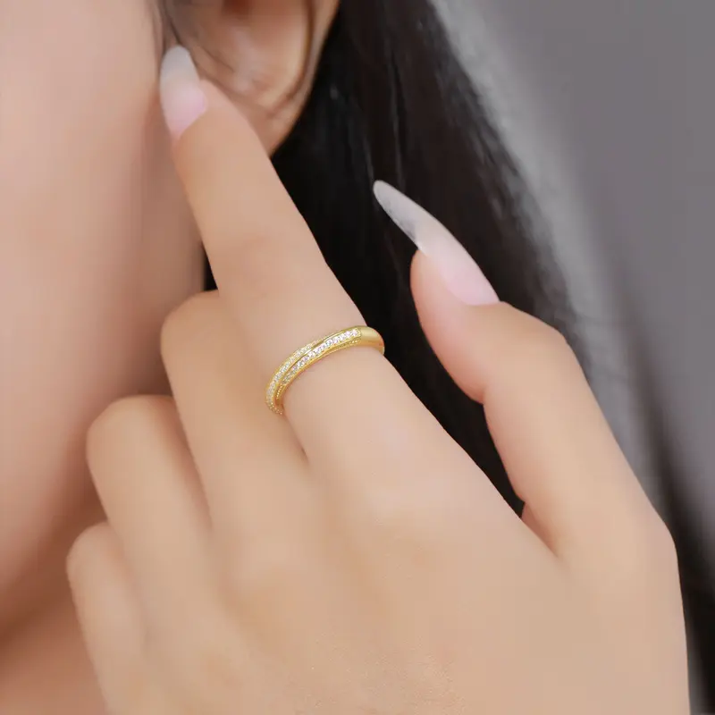 Joyería fina S925 plata esterlina chapada en oro Micro incrustaciones Moissanite anillo delicadeza novia boda anillo de bobinado