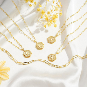 Collier personnalisé hexagonal avec initiale, double couche, sans nickel, plaqué or, avec détail cœur, et ensemble de boucles d'oreilles pour mariage et soirée - Product Image 6