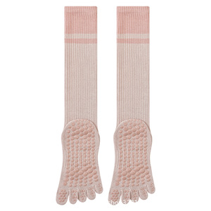 Chaussettes de yoga antidérapantes pour femmes, chaussettes de sport en coton pour mollets, chaussettes professionnelles de yoga et de Pilates, chaussettes à cinq doigts, chaussettes à orteils séparés. - Product Image 5