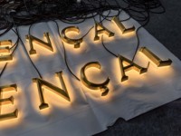 Lettres rétroéclairées en laiton électroplaqué prismatique 3D avec logo personnalisé pour la façade d'hôtels et de clubs de luxe