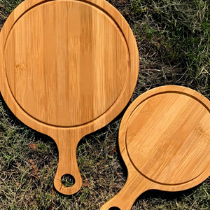 Plateau à pizza rond en bambou, planche à pizza en bois pour servir la pizza, le pain, le fromage, restaurant, cuisine, fournisseur OEM personnalisé - Product Image 1
