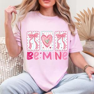 Transfert DTF Preppy Be Mine, prêt à presser, motif Valentine, nœud coquette, cœur en trait de pinceau, Cupidon, amour, DTF pour t-shirts, tasses - Product Image 3