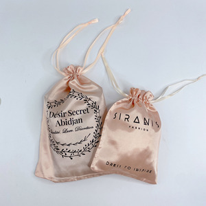 ถุงเก็บผมต่อแบบมีเชือกผูก ทำจากผ้าไหมซาติน พิมพ์โลโก้แบรนด์ได้ สำหรับใส่ผมต่อและวิก - Product Image 6