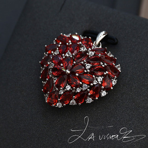 จี้รูปหัวใจประดับพลอยแกรนเนตและแซฟไฟร์สังเคราะห์สีขาว รุ่นวินเทจ คันทราคัทซีรีส์ ทำจากเงินแท้ 925 - Product Image 2