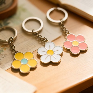 Porte-clés fantaisie de luxe en métal moulé sous pression, émail souple et dur, motif floral, pour sac ou pendentif - Vente en gros - Product Image 6