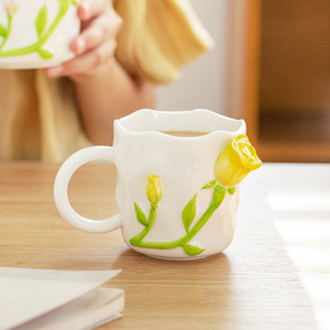 Mug en céramique à relief de rose tridimensionnel Design Sense Cœur de fille Ins Cadeau pour meilleur ami Fête 420ml Passe au lave-vaisselle et au micro-ondes - Product Image 3