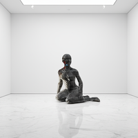 Célèbres sculptures d'art modernes abstraites en acier inoxydable poli, représentant une femme assise