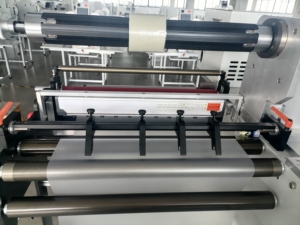 Machine de rembobinage automatique de films avec fonction de pelage et de découpe de film de laminage pour rouleaux d'étiquettes de films d'emballage souples - Product Image 4