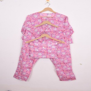 Ensemble de pyjama floral imprimé à la main - Vêtements de nuit en coton artisanal, vêtements de nuit et de détente bohèmes pour femmes, cadeau d'été - Product Image 6