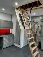 Escabeau électrique en bois de hêtre pour grenier - Brun clair et noir - 25-1/2" x 54" - Plage de hauteur de 7' 10" à 9' 6" - Capacité de 500 lb