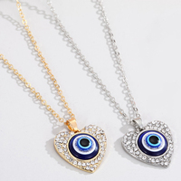 Collier en gros plaqué or et argent avec pendentif cœur, main de Fatma, œil turc bleu cristal pour femme