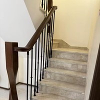 Escalier en colimaçon de luxe à main courante simple, en alliage d'aluminium moderne, résistant à l'eau, peignable, idéal pour l'intérieur de villa