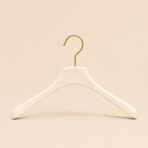 Cintre en bois robuste et durable de qualité supérieure avec épaules arrondies pour l'approvisionnement des marques de vêtements hôteliers - Product Image 1