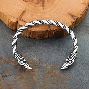 Yunnique Brazalete Vikingo con Diseño de Cuervo para Hombre, Plata Tibetana, Diseño Trenzado, Abierto y Ajustable, Joyería de Moda, Regalo - Product Image 3