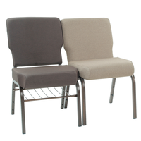 En gros empilant des chaises d'église à emboîtement