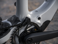 Vélo de montagne Amflow PX Carbon Pro 700Wh 2026 avec batterie centrale en fibre, longue autonomie pour la conduite en extérieur, design léger
