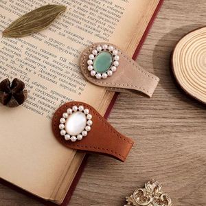 ที่คั่นหนังสือแม่เหล็กหนัง PU ลายลูกแพร์สไตล์บาโรก อุปกรณ์เสริมสำหรับหนังสือ - Product Image 1