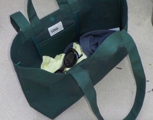 Sacs fourre-tout publicitaires réutilisables avec logo personnalisé, matériau personnalisable et impression sérigraphique pour les courses d'épicerie - Product Image 2