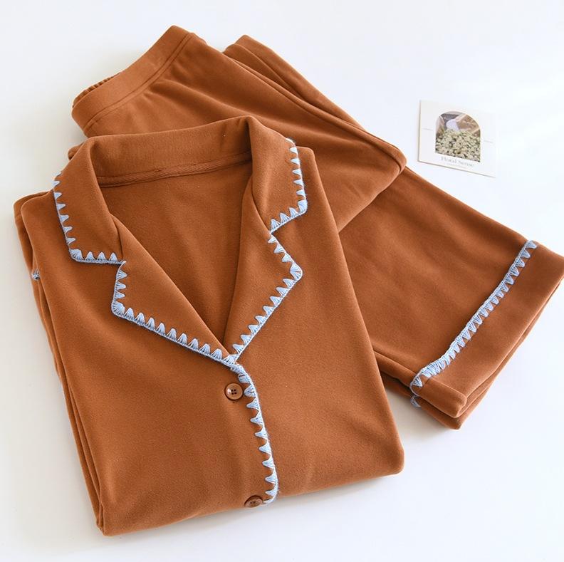 กำมะหยี่นม-ทะเลสาบสีน้ำตาลสีฟ้า