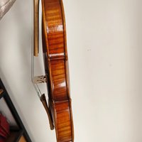 Violon 4/4 de style baroque, table en épicéa, fond en érable flammé, son doux, vernis spiritueux, cordes en nylon, excellente finition, vente en gros