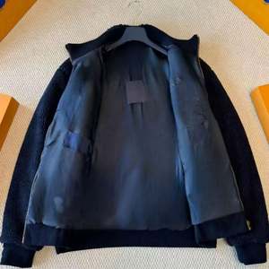 แจ็คเก็ตบอมเบอร์คุณภาพสูงสำหรับผู้ชายและผู้หญิง ฤดูใบไม้ร่วงและฤดูหนาว อุ่น หนา คอปกกลม แบบทางการ เคลือบลายพราง - Product Image 6