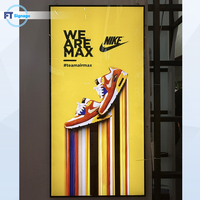 Afficheur LED ultra-plat pour affiches, cadre à ouverture frontale en acrylique et aluminium, idéal pour les menus de boulangeries, cafés et publicités de détail.