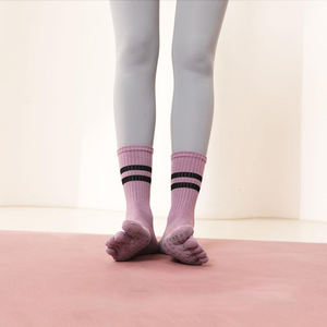 Рекламные индивидуальные толстые пятиносые носки для йоги, Нескользящие антибактериальные хлопковые носки для пилатеса - Product Image 4