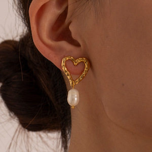 Pendientes de Perlas en Forma de Corazón de Acero Inoxidable Chapado en Oro de 18K, Estilo Europeo Americano, Joyería de Alta Gama para Mujer - Product Image 1