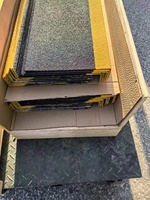 Nez de marche en aluminium jaune et noir pour extérieur avec insert en carbure de silicium