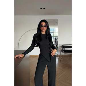 Costume pantalon en satin noir pour femme de bureau, formel et décontracté, avec décoration boutonnée - Product Image 2