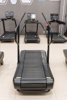 Caminadora Curva Motorizada Comercial de Acero para Uso Doméstico y en Gimnasios con Pantalla LED y Rango de Velocidad de 1-20 km/h