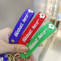 Porte-clés personnalisés en vente flash, mini porte-clés en PVC de simulation de dessin animé, football, pendentif pour sac à dos, cadeau en gros