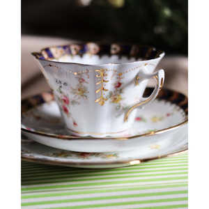 Service de table élégant en porcelaine anglaise Gabriella P. avec motif floral complexe, idéal pour le thé et les dîners. - Product Image 1