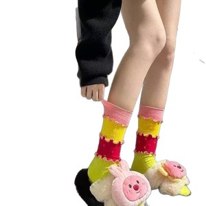 Calcetines de media pantorrilla con diseño de patchwork de colores Dopamine para mujer, calcetines coloridos de estilo lindo con diseño de volantes para uso diario. - Product Image 3