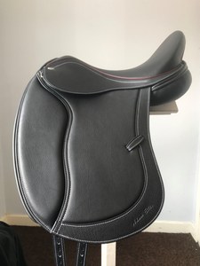 Selle de dressage en cuir faite à la main sur mesure avec panneaux absorbant les chocs et assise profonde, selle de cheval durable pour l'entraînement au dressage - Product Image 5
