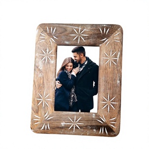 Marco de Fotos de Madera Tallada Estilo Boho |   Marco de madera decorativo hecho a mano con diseño de estrella blanqueada para sala de estar - Product Image 1