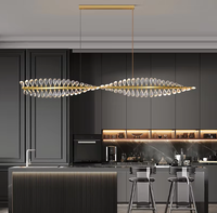 Lustre personnalisé de luxe de conception linéaire moderne d'îlot de cuisine avec des accents de cristal de larme et un cadre en laiton