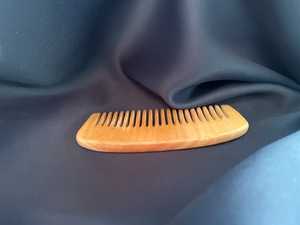 Peigne en bois fait à la main, outil de toilettage des cheveux naturels, doux pour le cuir chevelu, léger et élégant - Product Image 4