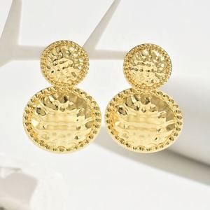 Boucles d'oreilles pendantes de style OL européen et américain, haut de gamme, plaquées or, avec motif floral et diamants, polyvalentes, simples, luxueuses et tendance - Product Image 5