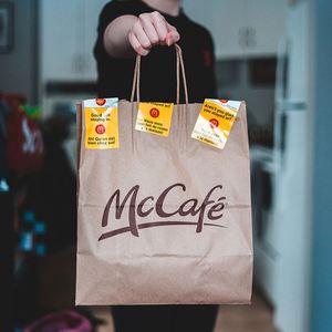 Bolsa de Papel Kraft con Logotipo Personalizado e Asa de Cuerda para Café y Comida para Llevar, Ideal para Promociones - Product Image 2