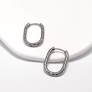 ต่างหูห่วงสี่เหลี่ยมแบบตอกลายเคลือบทอง 18K PVD บนสแตนเลสสตีลสำหรับผู้หญิง |   กันน้ำ ป้องกันการแพ้ และไม่ซีดจาง - Product Image 1