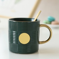 Tasse à eau de Noël vert foncé rouge rétro classique avec motif de grilles de bord doré tasse en céramique festive avec couvercle en cuivre cadeaux d'affaires
