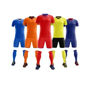 Toptan yüksek kalite orijinal futbol forması özel süblimasyon kırmızı mavi sarı futbol kıyafeti erkek çocuklar kitleri futbol forması