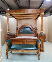 Lit à baldaquin en chêne de style baroque américain, or impérial, luxe, bois sculpté, taille King, rembourré, suite présidentielle de style manoir