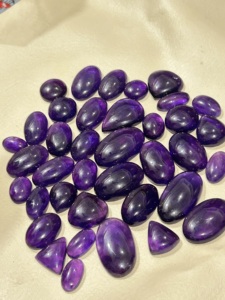 Venta al por mayor de piedras preciosas de cabujón de cuarzo amatista natural de calidad superior sueltas para la elaboración de pendientes y collares de exportación a granel - Product Image 4