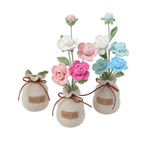 Rose en crochet faite à la main en pot, bouquet de fleurs éternelles tricotées pour la décoration de la maison et du bureau