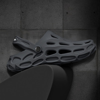Chaussures Homme Sabots pour Hommes Femmes Claquettes de Plage Sandales en EVA à Semelle Épaisse Antidérapantes à Bout Fermé pour un Confort Amorti